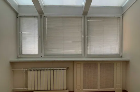 Glazed balcony in a duplex penthouse on Arkhitektora Horodetskoho Street 15, Kyiv