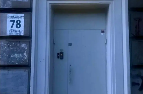 Building entrance of a Stalinka building on Bohdana Khmelnytskoho Street 78, Kyiv