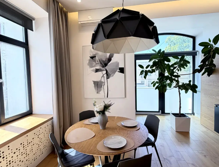 Open space kitchen-living room in a designer apartment on Liuteranska Street 7/10, Kyiv