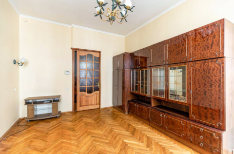 Living room in a historic apartment on Prorizna Street 21, Kyiv