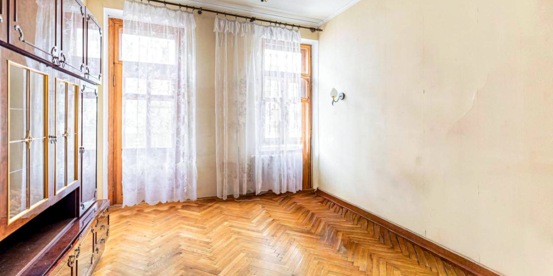 Living room in a historic apartment on Prorizna Street 21, Kyiv