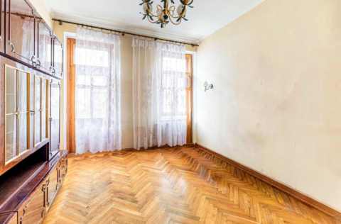 Living room in a historic apartment on Prorizna Street 21, Kyiv