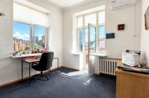 Bedroom in a renovated apartment on Khreshchatyk Street 29, Kyiv