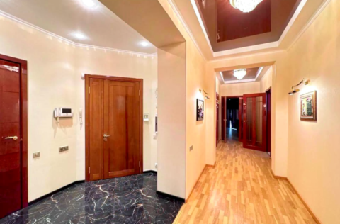 Corridor in a renovated apartment on Velyka Vasylkivska Street, Kyiv