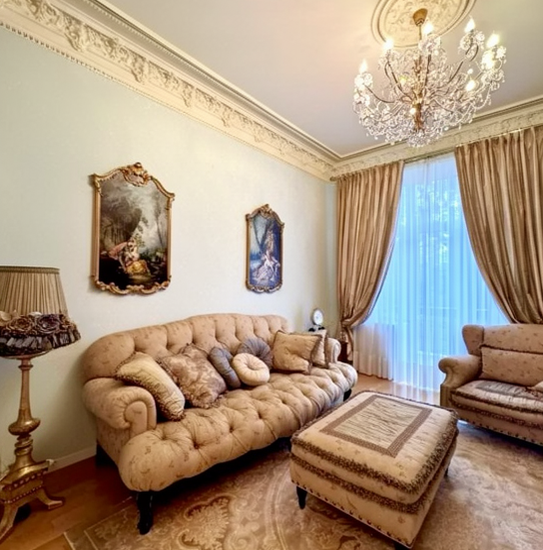 Living room in a renovated apartment on Tereshchenkivska Street, Kyiv