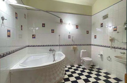 Bathroom in a duplex penthouse on Arkhitektora Horodetskoho Street 15, Kyiv