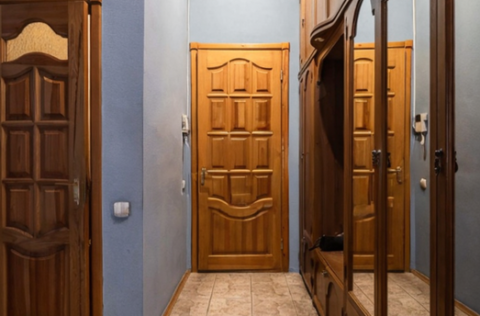 Corridor in a pre-revolutionary apartment on Prorizna Street 21, Kyiv
