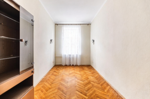 Bedroom in a historic apartment on Prorizna Street 21, Kyiv