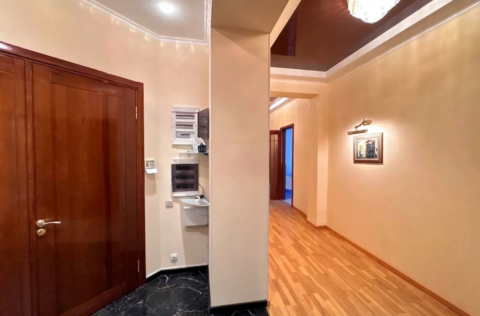 Corridor in a renovated apartment on Velyka Vasylkivska Street, Kyiv
