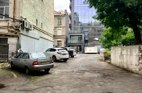 Vestor.Estate parking at Skoropadskoho St 1, historic Kyiv real estate
