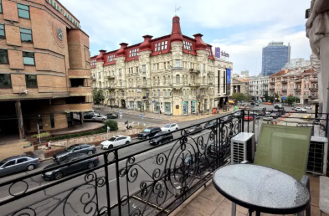 Vestor.Estate balcony at Skoropadskoho St 1, historic Kyiv real estate