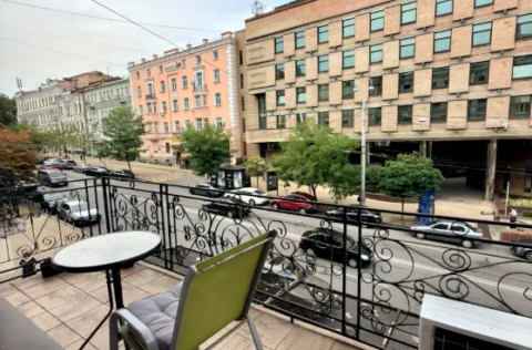 Vestor.Estate balcony at Skoropadskoho St 1, historic Kyiv real estate