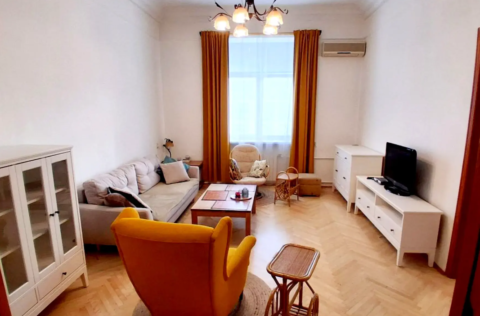 Vestor.Estate living room at Khreshchatyk St 25, Stalinka, Kyiv real estate