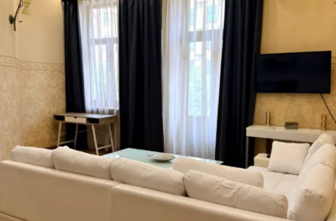 Vestor.Estate living room at Skoropadskoho St 1, historic Kyiv real estate