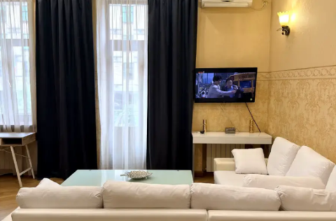 Vestor.Estate living room at Skoropadskoho St 1, historic Kyiv real estate