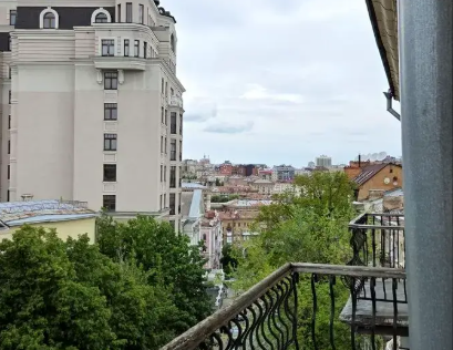 Vestor.Estate balcony at Liuteranska St 17, Stalinka, Kyiv real estate