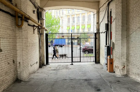 Vestor.Estate closed courtyard on Skoropadskoho St 1, historic Kyiv real estate