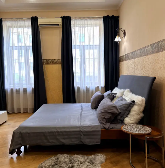 Vestor.Estate bedroom at Skoropadskoho St 1, historic Kyiv real estate