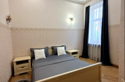 Vestor.Estate bedroom at Skoropadskoho St 1, historic Kyiv real estate