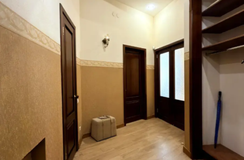 Vestor.Estate corridor at Skoropadskoho St 1, historic Kyiv real estate