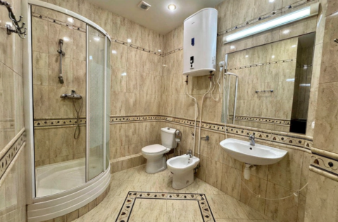 Vestor.Estate bathroom at Lesi Ukrainky Blvd 23, Pechersk, Kyiv