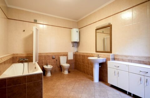 Vestor.Estate bathroom at Patorzhynskoho St 14, Kyiv