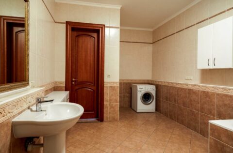 Vestor.Estate bathroom at Patorzhynskoho St 14, Kyiv